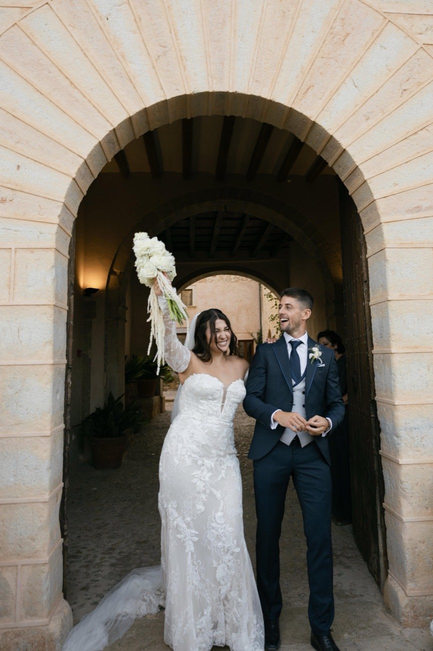 Novios bajo arco