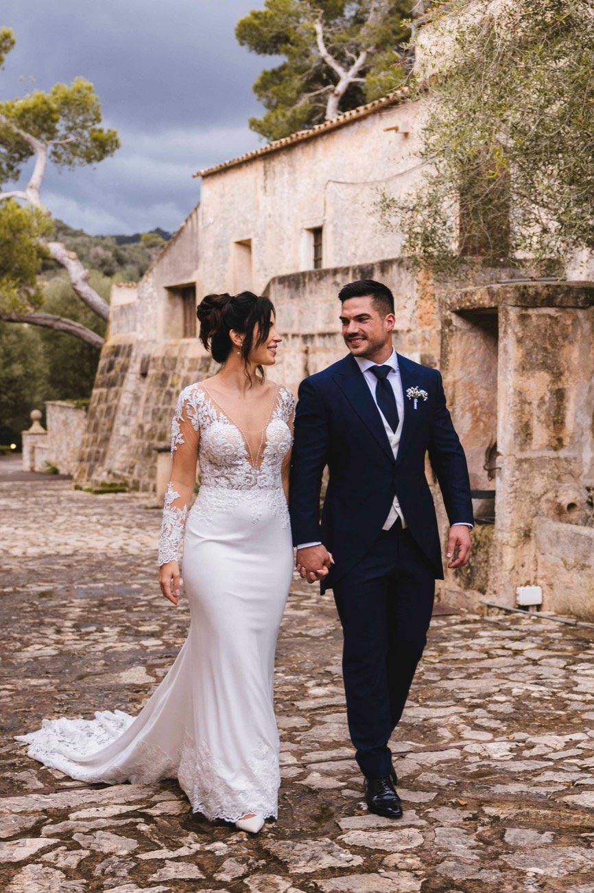 Novios paseando