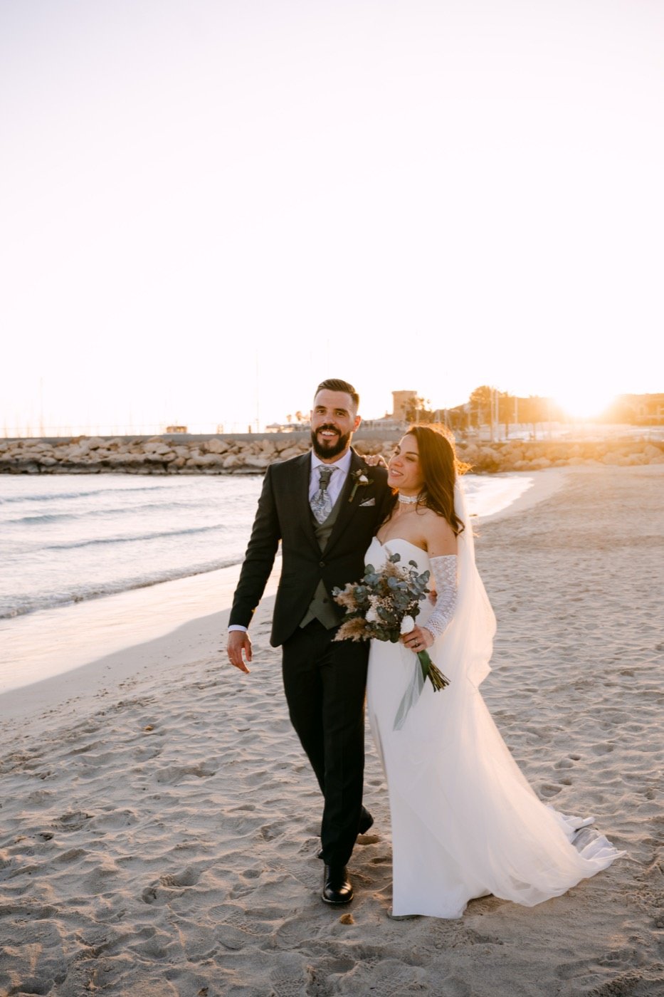 Novios paseando por la playa